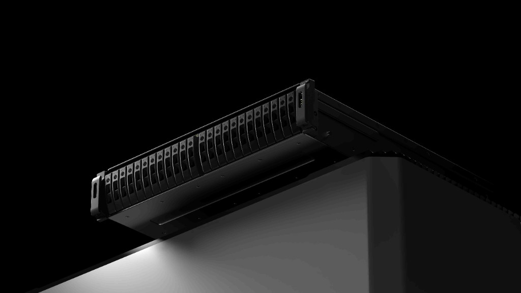 安装在机柜中的 QNAP 机架式 NAS