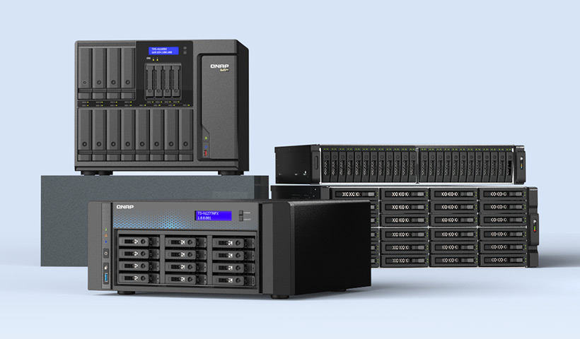 QNAP 机架式 NAS 安装在服务器机房的机柜。